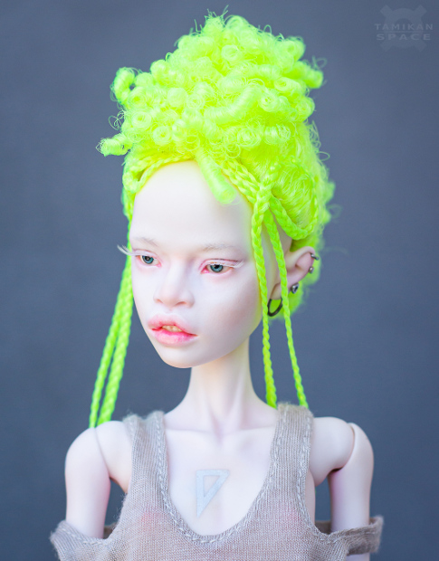 Tamikan Space Gal Kioni with Curious faceplate and Arctic skin tone